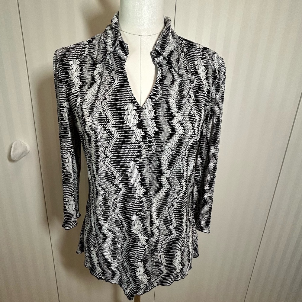 Tribal black and white animal print never wrinkle button down blouse Size S